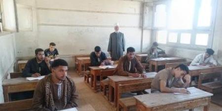 رئيس منطقة سوهاج الأزهرية يتفقد لجان امتحان الإحصاء