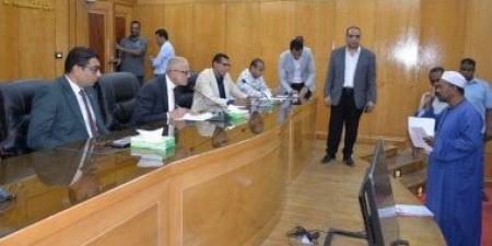محافظ الأقصر يعقد لقاء اليوم المفتوح ويبحث شكاوى المواطنين.. صور