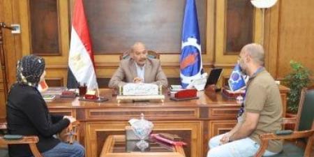 محافظ السويس يستقبل أسرة طفلة مريضة ويكلف بمتابعة حالتها الصحية