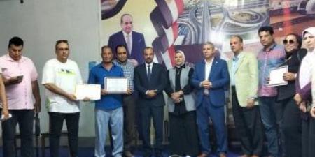 مديرا التعليم والعمل بالشرقية يكرمان خريجي مدرسة بلبيس الثانوية الصناعية