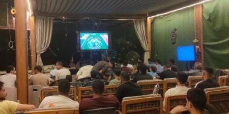 إقبال أهالى أسيوط لمتابعة مباريات المنتخب المصري مع نيوزيلاندا.. فيديو