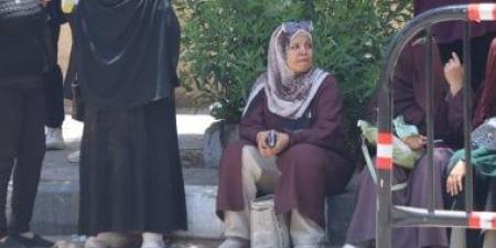 أولياء أمور طلاب الثانوية العامة بأسوان يجلسون على الرصيف أمام اللجان.. صور