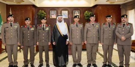 نائب أمير مكة يقلّد عددًا من القيادات الأمنية رتبهم الجديدة