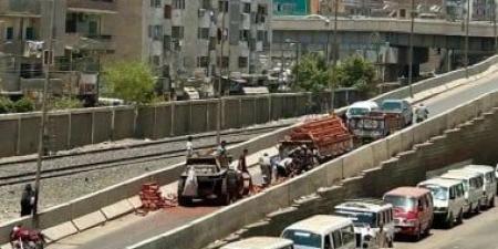 انقلاب مقطورة محملة بالطوب بمدخل بنها القبلي.. ورفع الحمولة بمعدات مجلس المدينة
