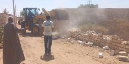 محافظ قنا يوجه بتكثيف الجهود لإزالة التعديات.. ويؤكد: لا تهاون مع المخالفين
