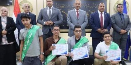 محافظ السويس يكرم أوائل الإعدادية والفائزين بالمسابقات العلمية والثقافية