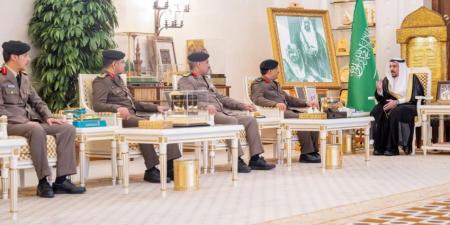 أمير القصيم يستقبل مدير شرطة المنطقة ويُقلّد عددًا من الضباط رتبهم الجديدة
