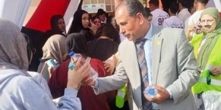 مدير "العبور التعليمية" يوزع المياه والعصائر على طلاب الثانوية العامة.. صور