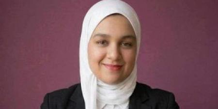 حكاية "منة" فنانة من ذوى الهمم بدمياط تحوّل التحدى إلى ألوان.. صور