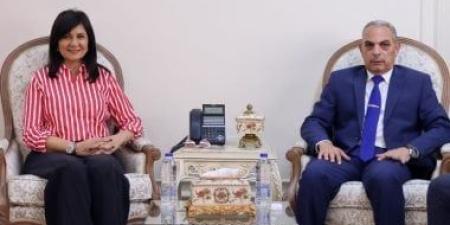 محافظ الإسماعيلية يستقبل السفيرة نبيلة مكرم لإطلاق قافلة تنموية شاملة