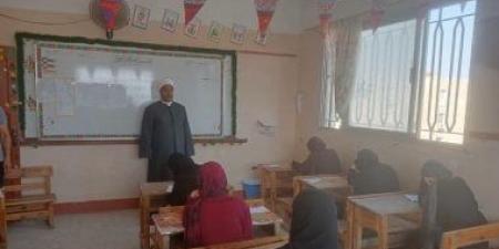 طلاب الثانوية الأزهرية بالإسماعيلية يؤدون امتحان الأحياء وسط أجواء هادئة