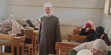 طلاب القسم العلمى بالشهادة الثانوية الأزهرية بسوهاج يؤدون امتحان الأحياء