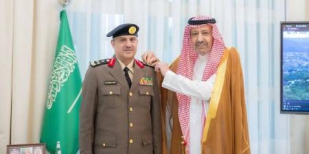 أمير منطقة الباحة يقلّد مدير مرور المنطقة ومدير إدارة دوريات الأمن رتبتيهما الجديدتين