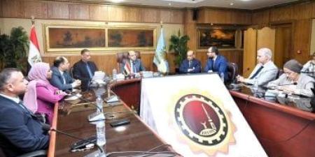 محافظ الغربية يستعرض خطة متكاملة لتطوير تكتلي عسل النحل والملابس الجاهزة