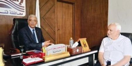 مدير تعليم قنا يكرم أعضاء عمليات امتحانات الدبلومات الفنية