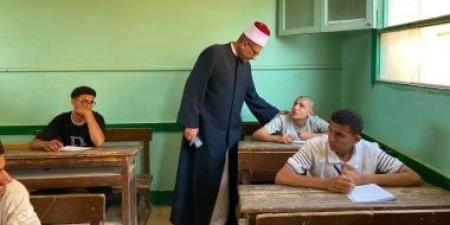 رئيس منطقة كفر الشيخ الأزهرية يتابع امتحان الصرف لطلاب أدبى بالشهادة الثانوية