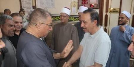 محافظ سوهاج يلتقى عددا من المواطنين عقب صلاة الجمعة للاستماع إلى مطالبهم