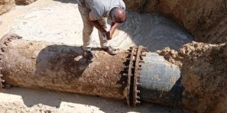 محافظ السويس يتابع إصلاح كسر خط مياه رئيسى بحى الجناين