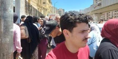تباين الآراء لطلاب الثانوية العامه بالإسكندرية لمادة اللغة العربية.. فيديو