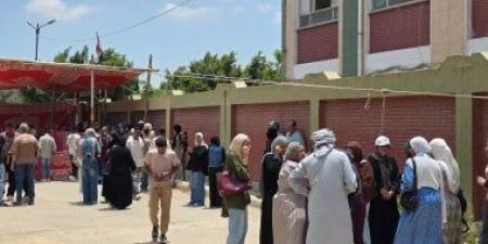 طلاب لجنة محمد الطيب بالغردقة يشتكون من انقطاع التيار الكهربى أثناء أداء امتحان العربى