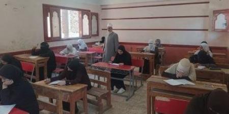 رئيس منطقة سوهاج الأزهرية يتفقد لجان العسيرات ويطمئن على سير امتحان الجغرافيا