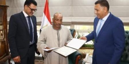 محافظ القليوبية يكرم عاملا احتوى تسريبا محدودا لغاز الكلور بمحطة مياه فى بنها