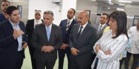 محافظ السويس ونبيلة مكرم يتفقدان مستشفى السويس الجامعى استعدادًا لافتتاحه
