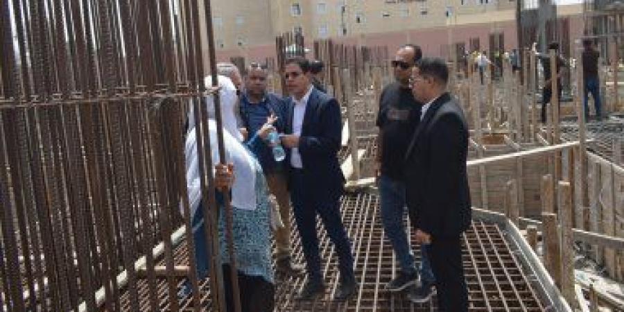 رئيس جامعة بنها يتفقد الإنشاءات بكليتي التربية النوعية والفنون التطبيقية