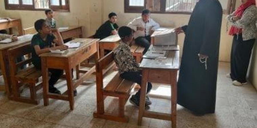 رئيس إدارة الأزهرية بالإسماعيلية يتابع لجان الشهادة الابتدائية