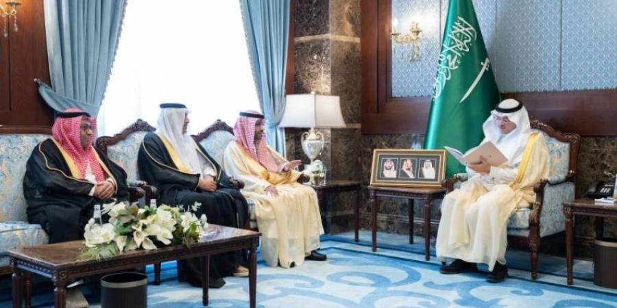 محافظ الأحساء يطّلع على جهود وبرامج بنك التنمية الاجتماعية بالمحافظة