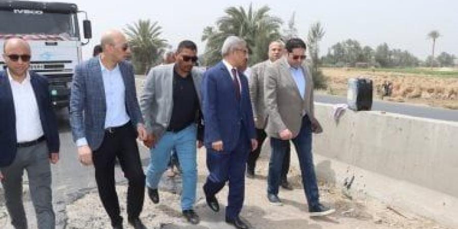 محافظ بني سويف يتفقد أعمال رصف وتطوير طريق دمو الفيوم