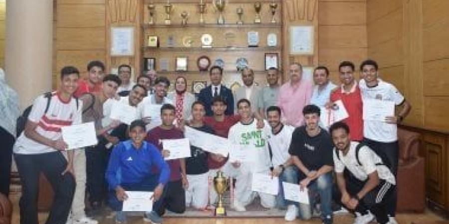 رئيس جامعة بنها يكرم الطلاب الحاصلين على مراكز فى البطولات والأنشطة الرياضية