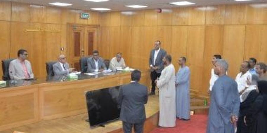 محافظ الأقصر يلتقي مواطنين خلال اليوم المفتوح لتقديم حلول للمشاكل.. صور