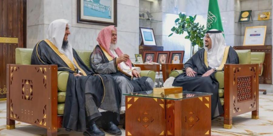 نائب أمير الرياض يطّلع على جهود وأعمال جمعية تحفيظ القرآن الكريم مكنون