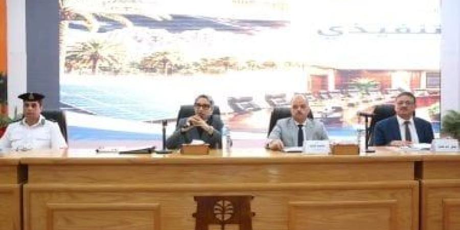 11 توجيها هاما من محافظ الوادى الجديد خلال المجلس التنفيذى.. اعرف التفاصيل