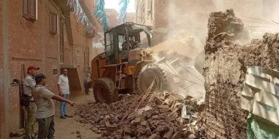 إزالة مبنى آيل للسقوط حفاظًا على سلامة المواطنين فى الشهداء بالمنوفية