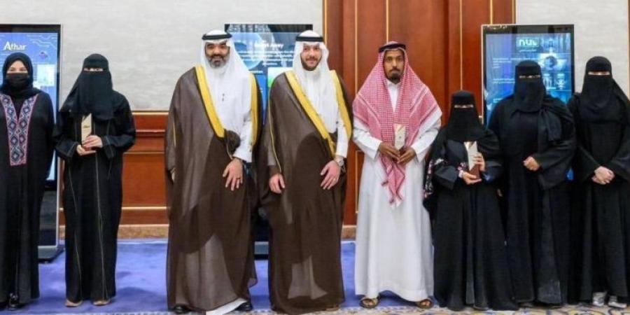 نائب أمير المدينة يكرم المشاريع التقنية الفائزة