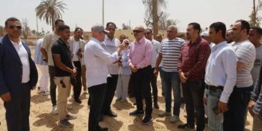 محافظ السويس يتفقد أعمال تطوير طريق الحجاج فى حى الجناين