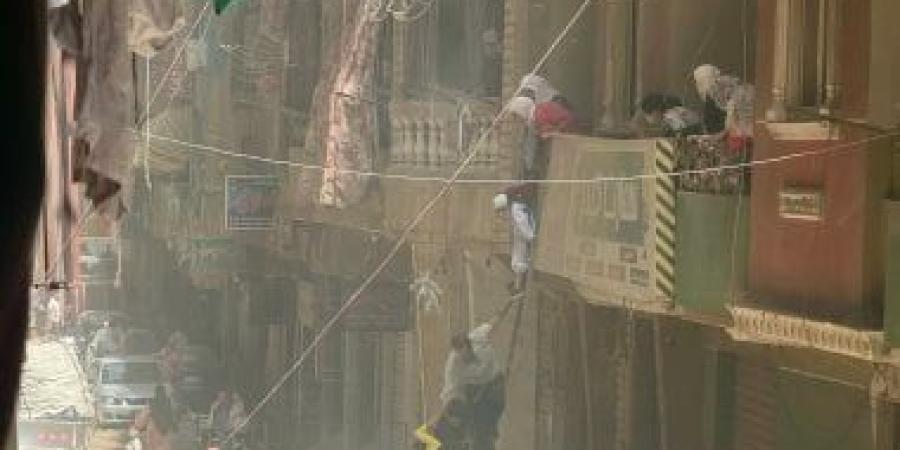 بسلم خشبى وحبال.. إنقاذ أطفال بحضانة من حريق بمدخل عقار بشبرا الخيمة