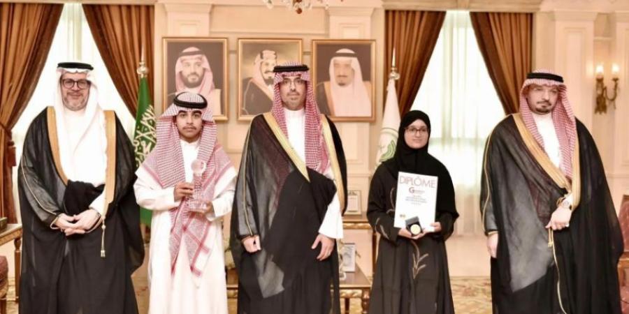 محافظ جدة يستقبل طلبة جامعة الملك عبدالعزيز الفائزين في معرض جنيف الدولي للاختراعات