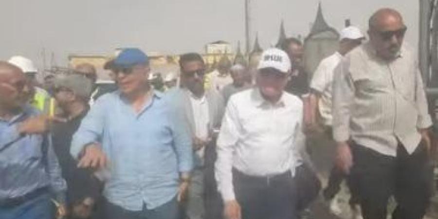 وزير الرى ومحافظ الأقصر يتفقدان هويس إسنا والكورنيش الجديد.. فيديو