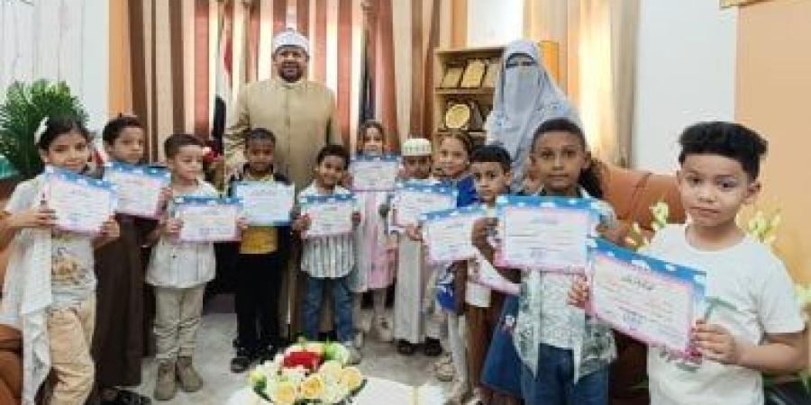 رئيس منطقة أسوان الأزهرية يكرم الأطفال المشاركين بمسابقة «الأزهرى الصغير»