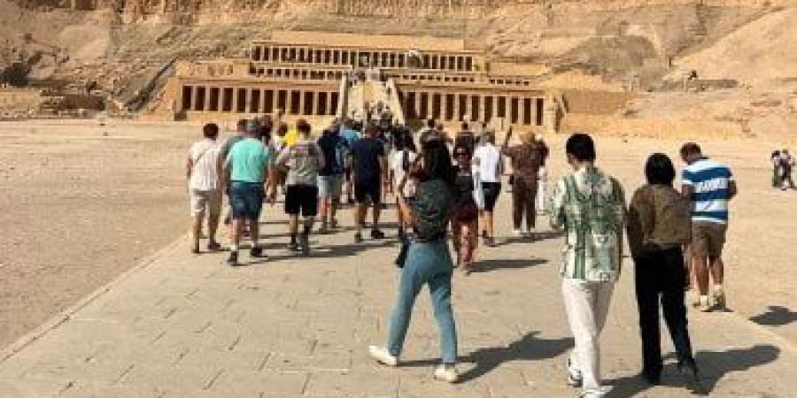 سياح العالم يتحدون حرارة الطقس بزيارات مميزة للمعالم الأثرية شرقا وغربا.. صور