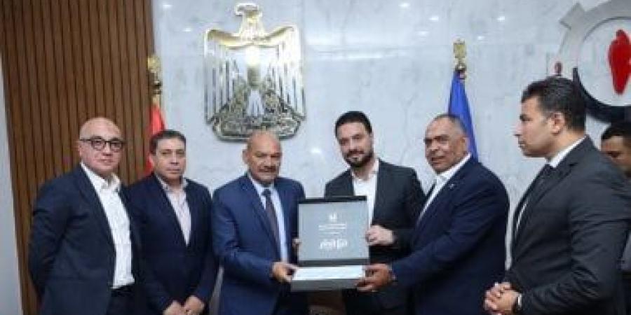 محافظ السويس يستقبل وفد البنك الزراعي المصري لبحث تعزيز التعاون المشترك