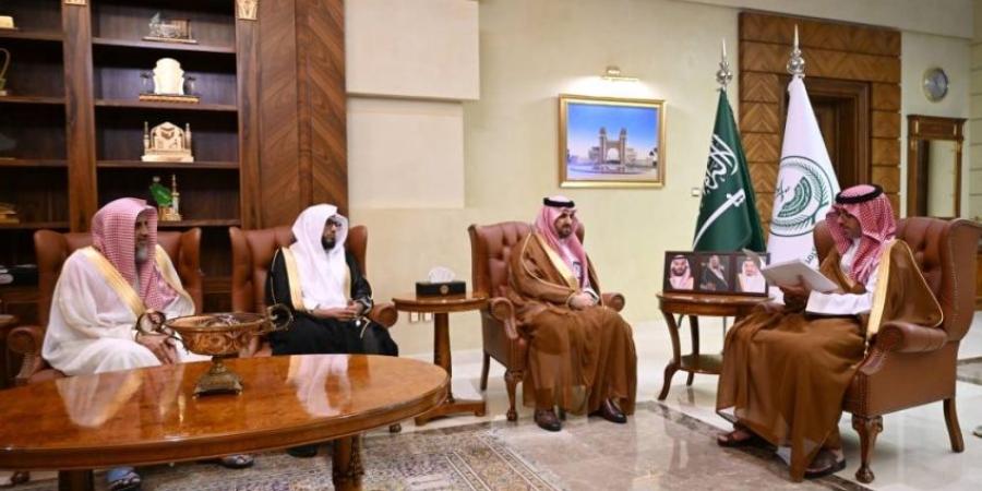 محافظ جدة يطلع على خطة إدارة المساجد بالحج