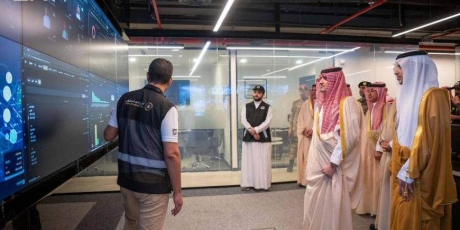 وزير الداخلية يطّلع على منظومة النقل الذكية وغرفة التحكم والتشغيل بالمشاعر المقدسة