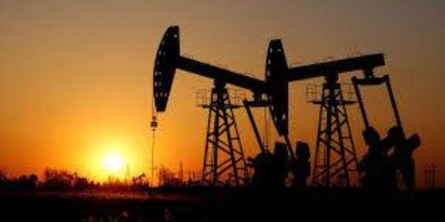 النفط يرتفع إلى ما يقارب 105 دولارات للبرميل