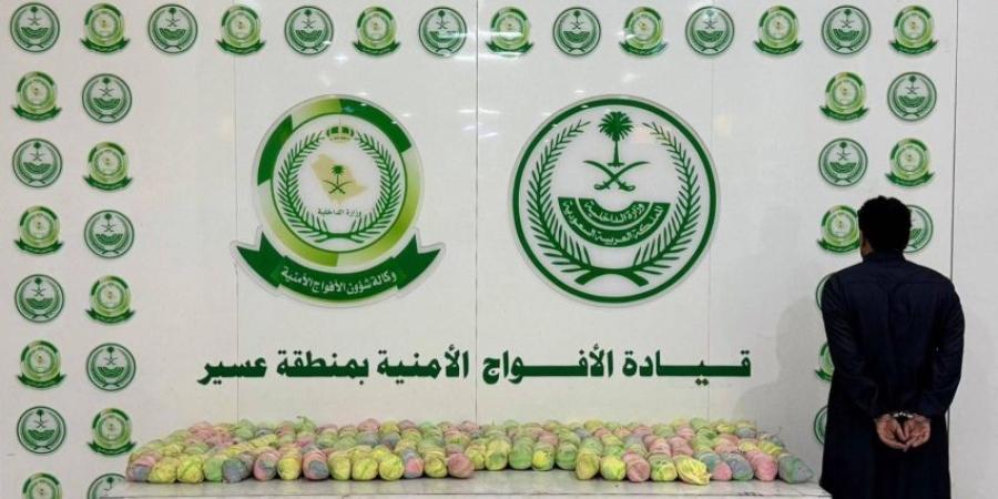 الأفواج الأمنية تقبض على مواطن لترويجه (25) كيلو جرامًا من القات المخدر