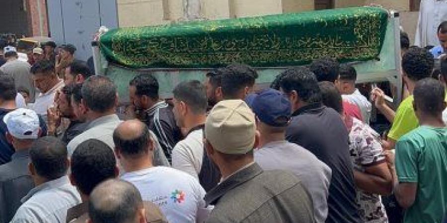 تشييع جثمان شاب لفط أنفاسه الأخيرة أثناء عودته من الخارج استعدادا لحفل زفافه