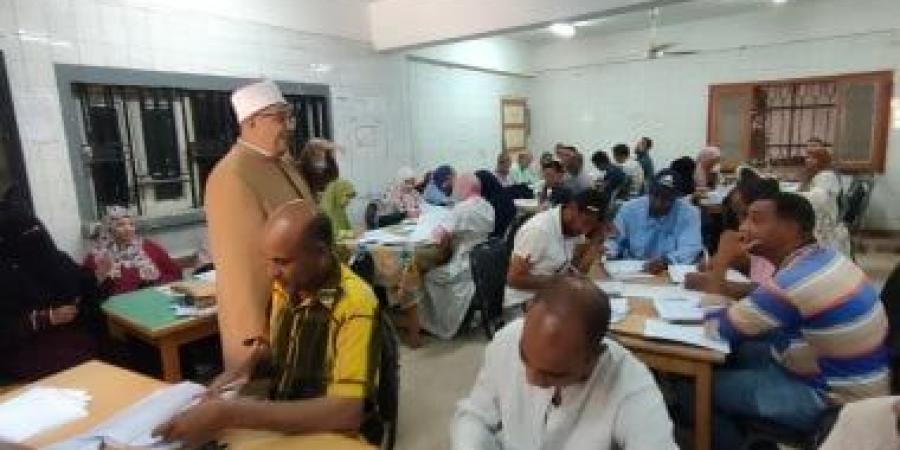 قيادات منطقة الأقصر الأزهرية يتابعون أعمال تصحيح الشهادتين الإبتدائية والإعدادية